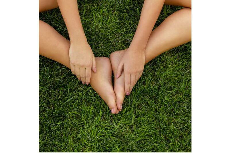 pieds nus dans l'herbe - Pourquoi choisir des protections hygiéniques durables - blog Bertyne